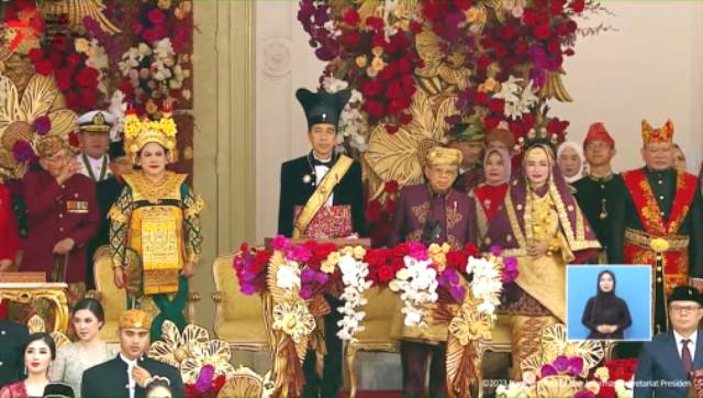 HUT RI ke-78, Wapres dan Ibu Wury Ma'ruf Amin memilih untuk mengenakan pakaian adat dari provinsi Sumbar. (Foto: Dok. Tangkapan layar YouTube Sekretariat Presiden)