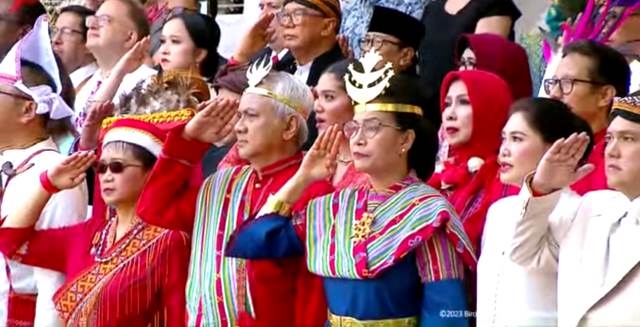 Menteri Keuangan Sri Mulyani Pakai Adat NTT di Upacara Pengibaran Bendera Hari Ini