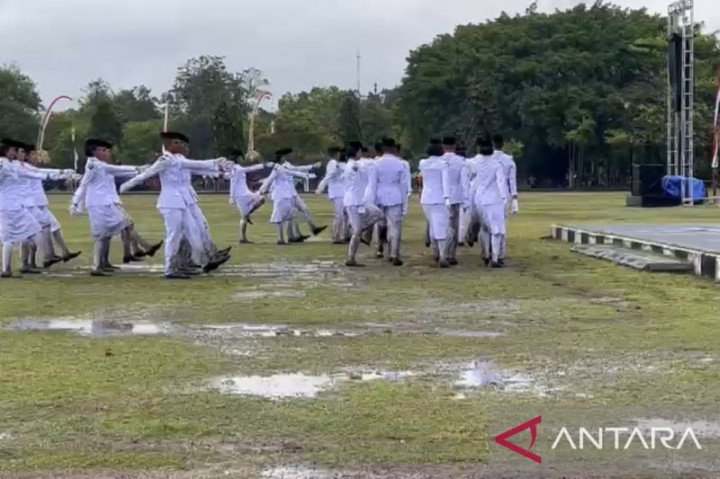 Paskibraka Bali Tetap Kibarkan Merah Putih di Tengah Hujan