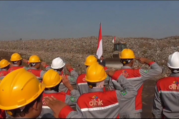 Potret Petugas Kebersihan Upacara HUT RI di TPA Sampah