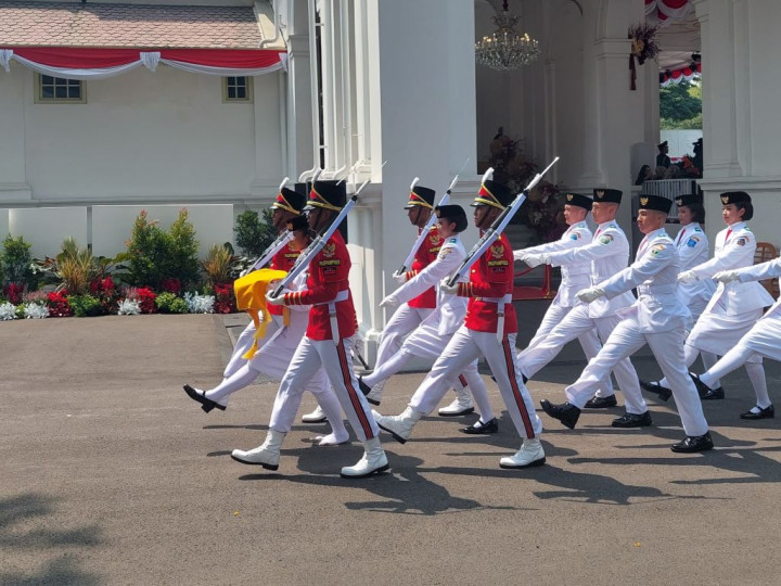 Sepatu Kiri Terlepas, Paskibraka Pembawa Baki Merah Putih Tetap Profesional