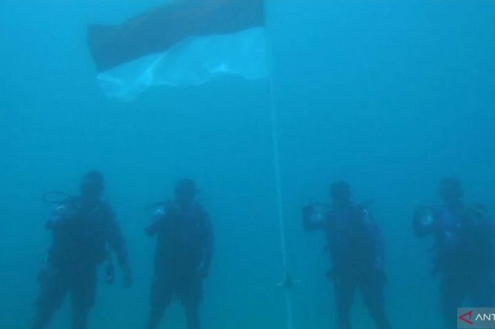Koarmada III Gelar Pengibaran Merah Putih dari Kedalaman Laut 7 Meter