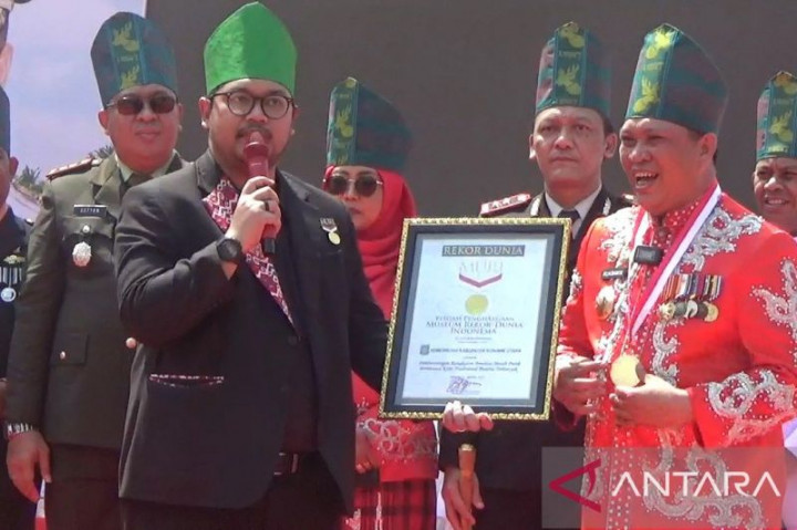 Konawe Utara Pecahkan Rekor MURI Bentangkan Merah Putih Sepanjang 7,8 Kilometer