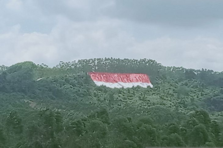 TNI AD Bentangkan Bendera Merah Putih Raksasa untuk Pertama Kalinya di IKN