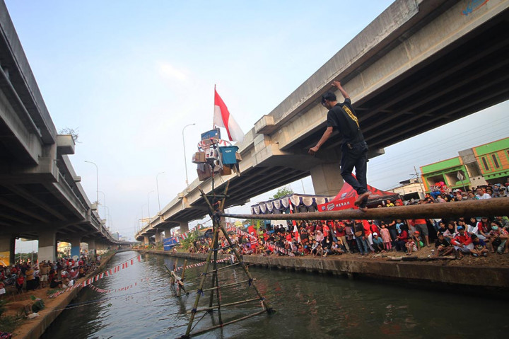 Lomba Jalan Pinang Meriahkan HUT RI di Kali Malang