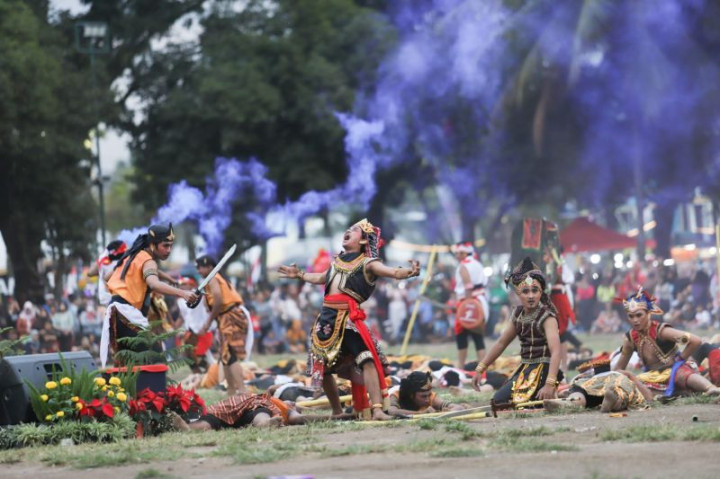 Drama Kerajaan Sadeng Meriahkan Upacara Penurunan Bendera di Jember