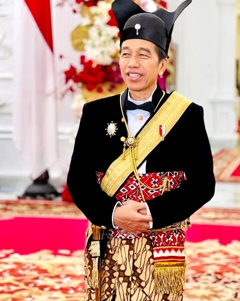 Presiden Jokowi mengenakan pakaian adat Surakarta pada peringatan 17 Agustus kemarin.
