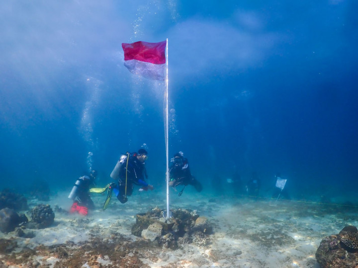 Gelar Upacara HUT RI, PIS Kibarkan Merah Putih di Bawah Laut