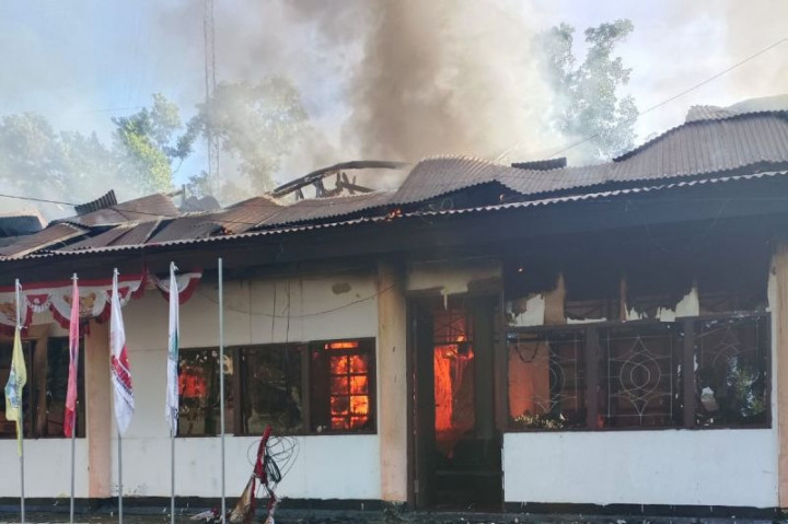 Kantor Distrik Fakfak Tengah Papua Barat Terbakar