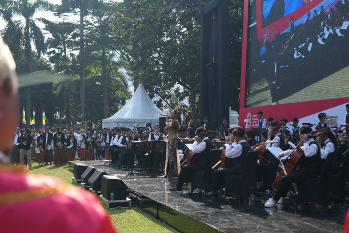 Pagi Pegang Obeng Sore Gesek Biola, Orkestra Siswa SMK Tampil di Depan Nadiem