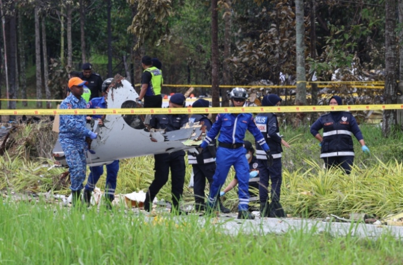 Petugas mulai evakuasi sisa-sisa puing pesawat yang jatuh di Selangor, Malaysia. Foto: Bernama