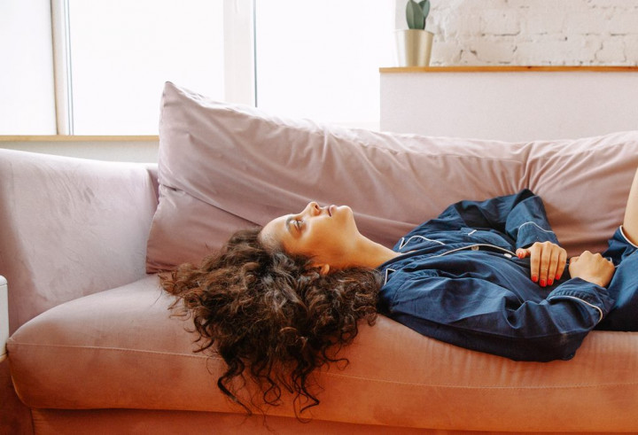 Ladies, Coba 4 Posisi Tidur Ini saat Kamu Mengalami Nyeri Haid di Perut