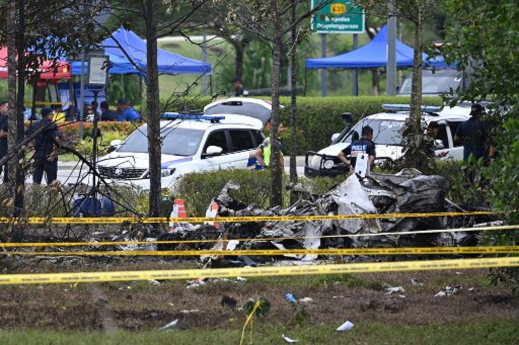Garis polisi dipasang di lokasi insiden pesawat jatuh di Elmina, Shah Alam, Malaysia, 18 Agustus 2023. (MOHD RASFAN / AFP)
