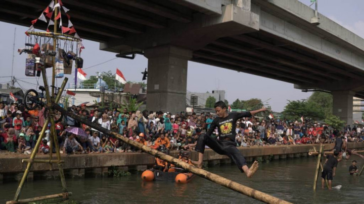 Meriahkan HUT Kemerdekaan ke-78 RI, Pegadaian Gelar Panjat Pinang Emas di Aliran Kalimalang