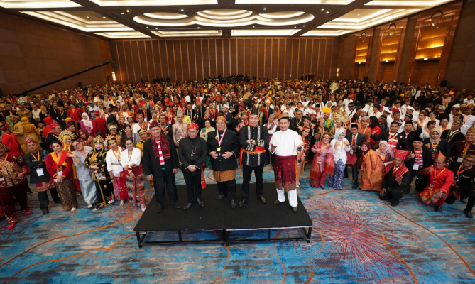 Bawaslu Lantik 1.912 Anggota di Kabupaten/Kota dengan Pakaian Adat