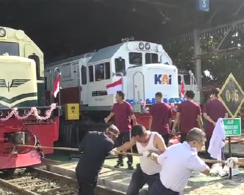 Viral! Karyawan PT KAI Cirebon Rayakan HUT ke-78 RI dengan Lomba Tarik Kereta
