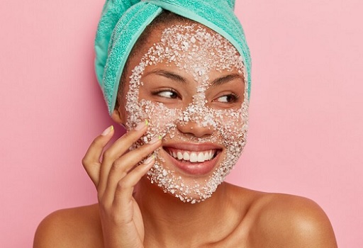 Bikin Kulit Halus dan Bercahaya, Ini Cara Eksfoliasi yang Tepat Sesuai Jenis Kulitmu