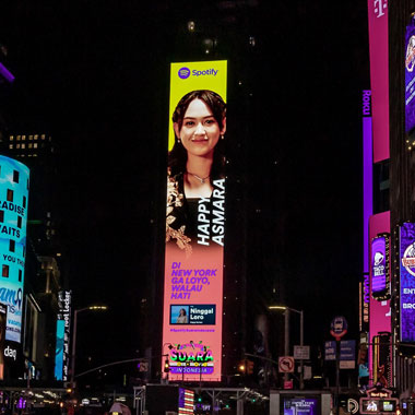 Keren! Wajah Happy Asmara Muncul di Times Square New York