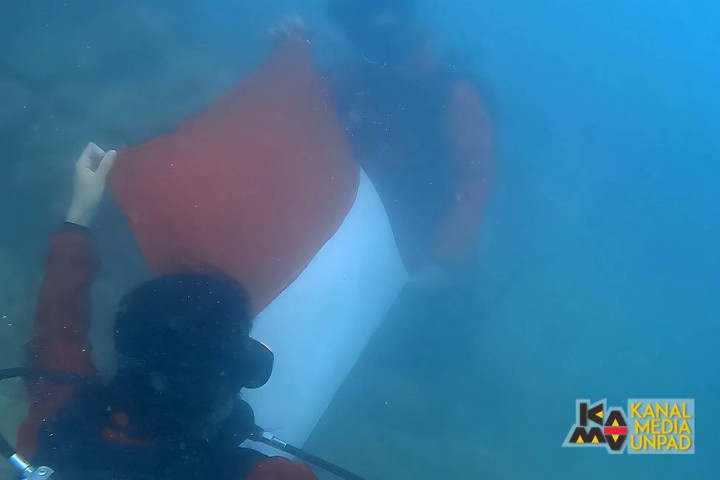 Rayakan HUT RI, Oseanik Unpad Kibarkan Bendera Merah Putih di Bawah Laut