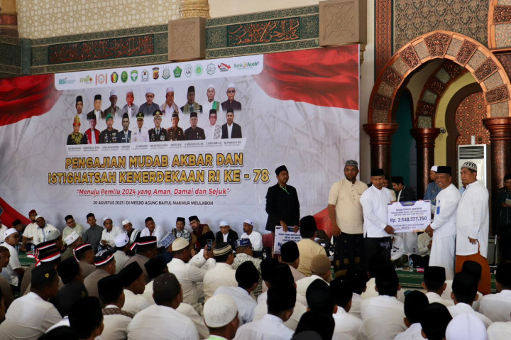 PT Mifa Bersaudara Rehab Masjid Agung Meulaboh Senilai 2,5 Miliar dan Beri Beasiswa 126 Santri
