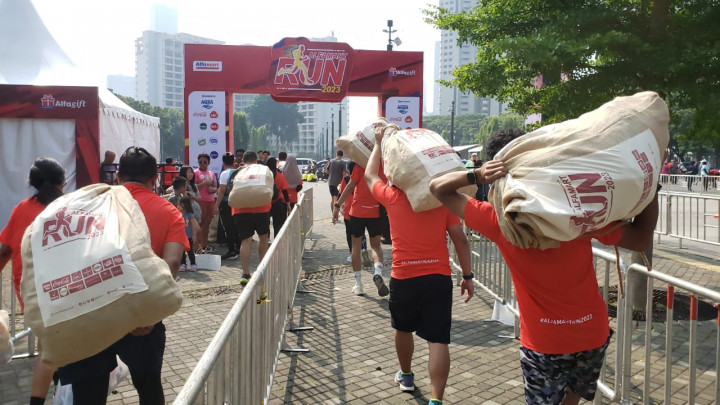 Bagikan Sekarung Hadiah kepada Peserta, Alfamart Run Masuk MURI