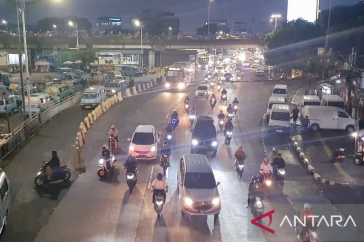 Hari Pertama WFH, Lalu Lintas di Jaktim Ramai Lancar pada Senin Petang