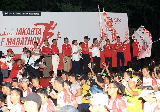 Momen flag-off Jakarta Half Marathon 2023, di Plaza Tenggara Monas, Minggu (08/08/2023). (Foto: Dok. Istimewa)