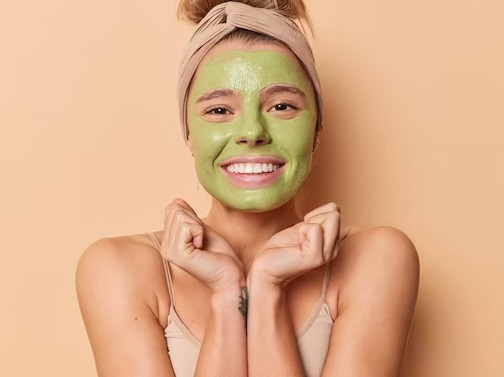 Masker dari daun alami dianggap efektif dalam perawatan kecantikan. (Foto: Ilustrasi. Dok. Freepik.com)