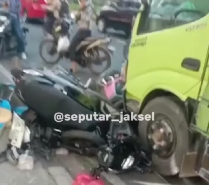 7 Pengendara Motor Lawan Arah Ditabrak Truk di Lenteng Agung
