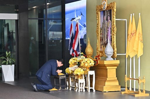 Thaksin Membungkuk ke Foto Raja Sekembali ke Thailand