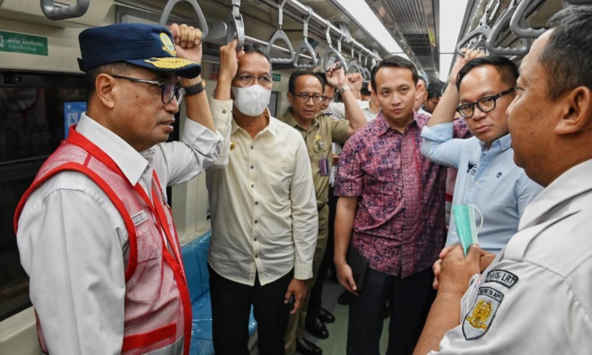 Menhub Budi Karya Sumadi mencoba LRT Jabodebek. Foto: dok BKIP Kemenhub.
