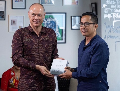 Ki-ka: Vincent Guironnet dan Andre Syahreza dalam acara peluncuran buku 'Prosa Gerilya' di The Apurva Kempinski Bali. (Foto: Dok. Istimewa)