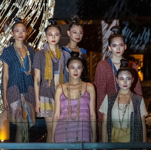 Padu Padan Apik Kain Ulos dan Sutera Jepang Karya Desainer Torang Sitorus