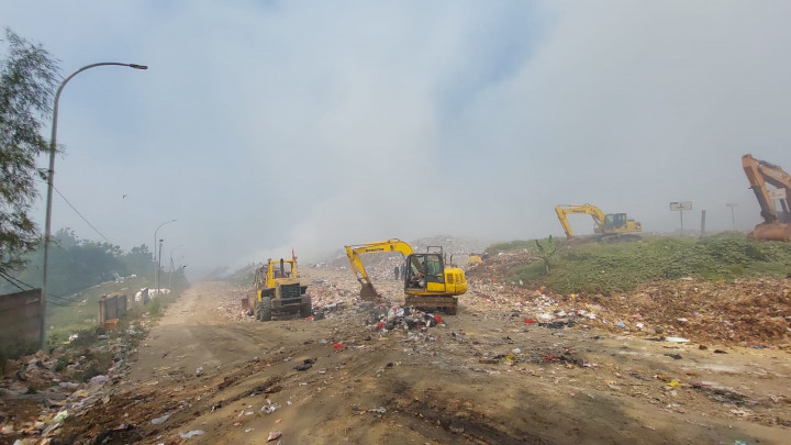 Hari Kelima, Api di TPA Sarimukti Masih Berkobar
