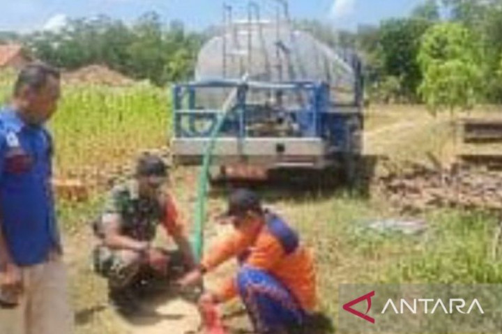 Dilanda Kekeringan, BPBD Salurkan Air Bersih ke Sejumlah Desa di Sumenep