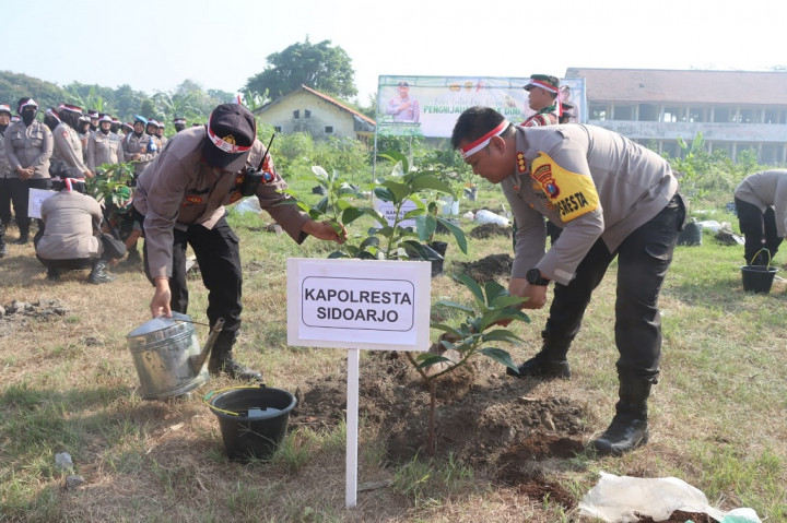 Peduli Penghijauan, Polresta Sidoarjo Serentak Tanam Ribuan Pohon