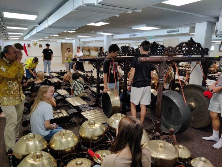 Peserta Pertukaran Pemuda Erasmus+ Antusias Mainkan Gamelan di KBRI Helsinki
