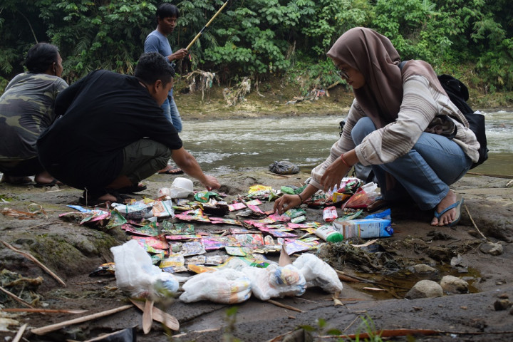 Bahaya, 14 Titik Hulu ke Hilir Sungai Ciliwung Terpapar Sampah Mikroplastik