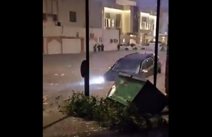 Hujan Deras dan Sambaran Petir Landa Makkah, Jalanan Banjir!