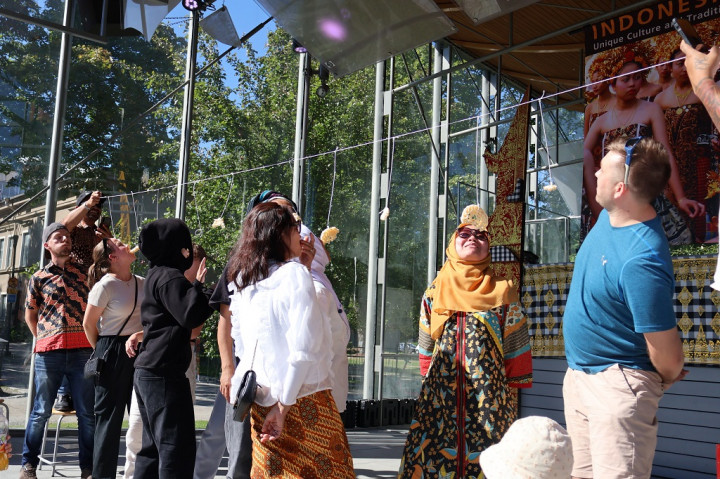 Semarak Indonesia Day, Bule Finlandia Antusias Ikut Lomba Makan Kerupuk