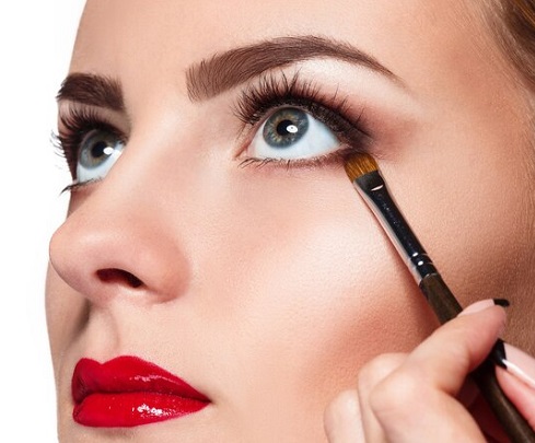 5 Jenis Korektor Warna untuk Menutupi Lingkaran Hitam pada Mata