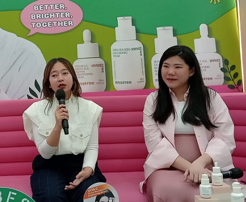 Jihan Rizkia dan Chrisanti Indiana dalam acara konferensi pers Sociolla Waste Down Beauty Up x INNISFREE. (Foto: Dok. Yuni)