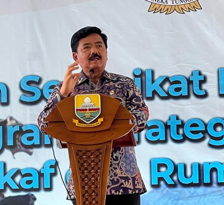 Menteri Hadi Serahkan Sertifikat Seluas 97,2 Hektare di Jambi