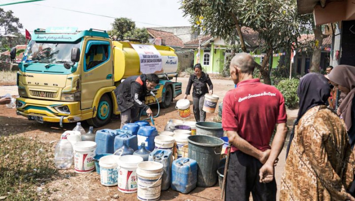 Bantuan Air Bersih Didistribusikan ke Desa yang Alami Kekeringan di Lumajang