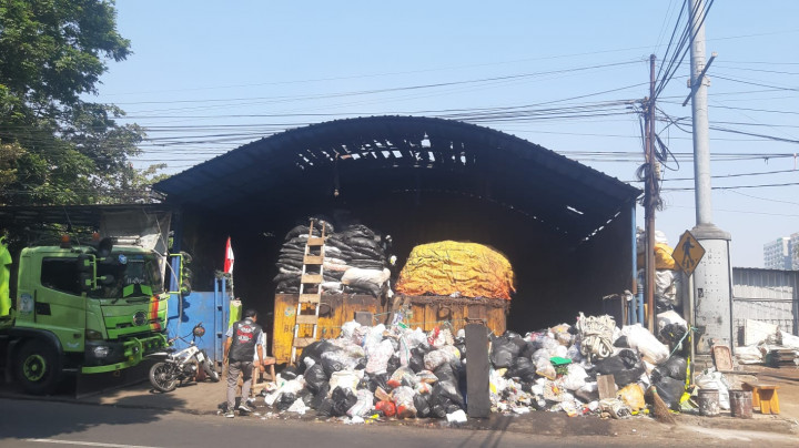 Dampak Sarimukti Kekabaran, Tumpukan Sampah Penuhi TPS di Kota Bandung