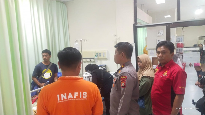 Tersengat Listrik, Pekerja Reklame Jatuh dari Ketinggian 4 Meter