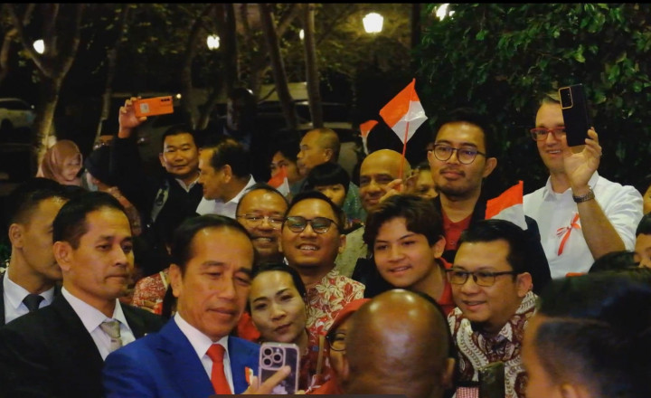Disambut Hangat, Presiden Jokowi Ajak WNI di Afrika Selatan Berswafoto