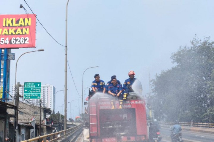 Kurangi Polusi, BPBD Kota Tangerang Semprot Jalan Protokol