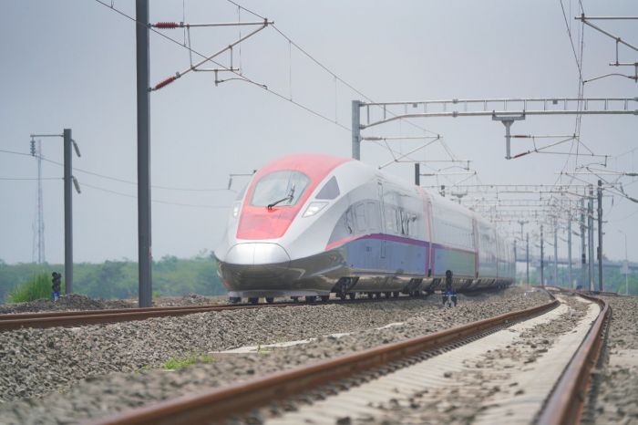 Mohon Maaf! Tarif Kereta Cepat Tidak Disubsidi