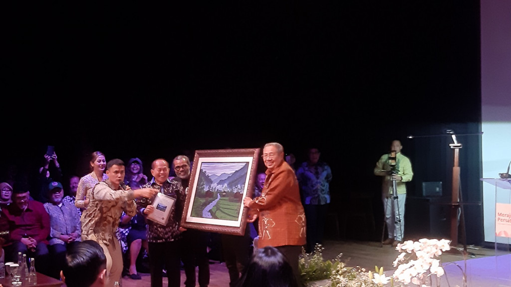 Dilelang, Lukisan Bergambar Gunung dan Sawah Karya SBY Laku Setengah Miliar